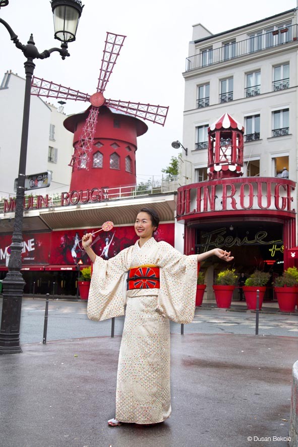 japonaises en kimono à Paris photos Moulin rouge